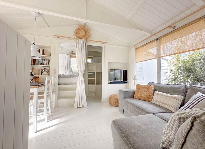 Charmant vakantiehuis Sol in Callantsoog met picknicktafel op het gras.