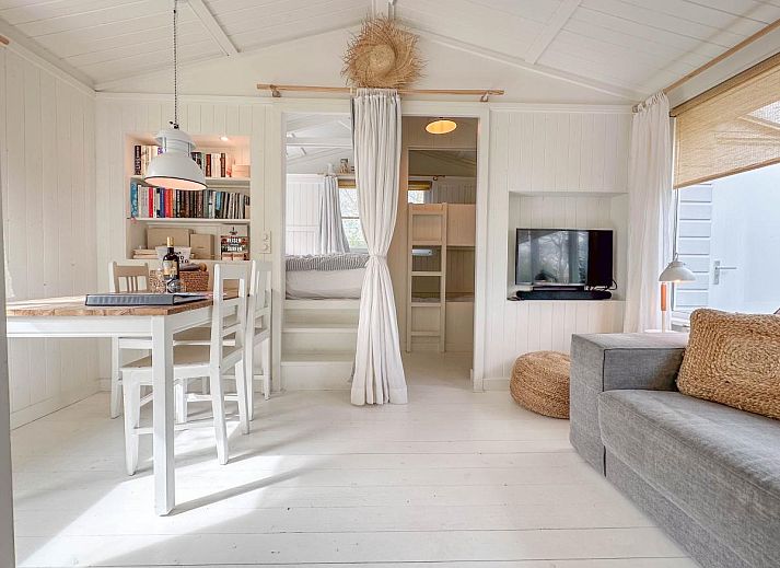 Charmant vakantiehuis Sol in Callantsoog met picknicktafel op het gras.