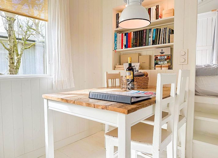 Charmant vakantiehuis Sol in Callantsoog met picknicktafel op het gras.