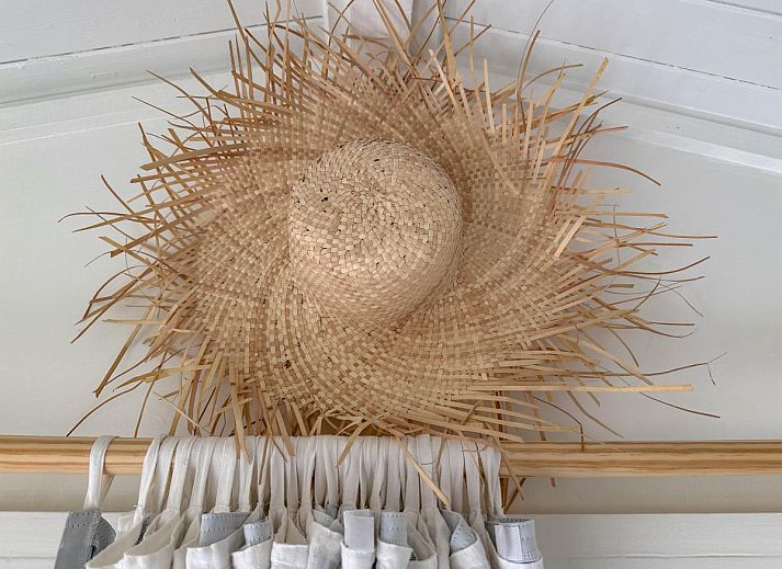 Charmant vakantiehuis Sol in Callantsoog met picknicktafel op het gras.