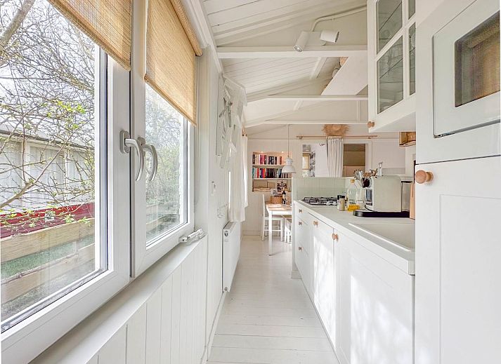 Charmant vakantiehuis Sol in Callantsoog met picknicktafel op het gras.