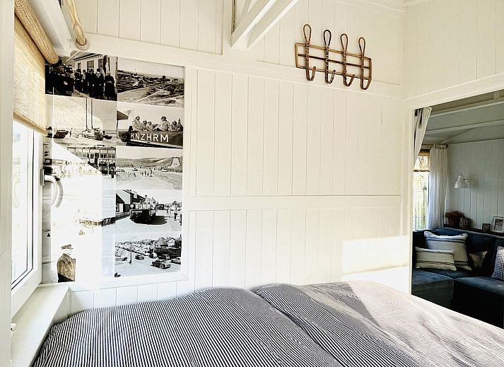 Gezellige woonkamer van vakantiehuis Sol in Callantsoog met comfortabele bank.