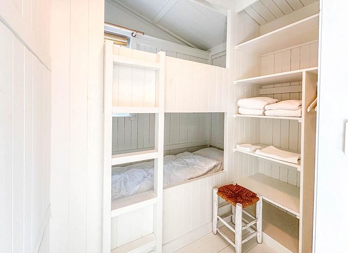 Gezellige woonkamer van vakantiehuis Sol in Callantsoog met comfortabele bank.