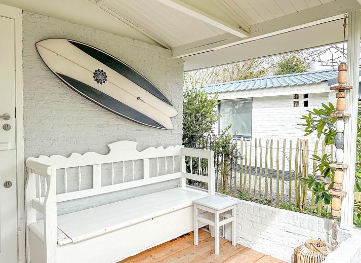 Stijlvolle woonkamer van vakantiehuis Sol in Callantsoog met veel natuurlijk licht.