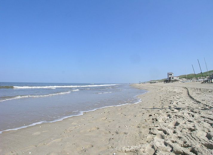 Blick vom Balkon des Beach Apartment 29 Callantsoog auf die umliegenden Haeuser und Duenen.
