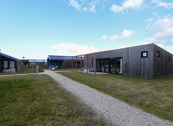 Vrijstaande woning in Callantsoog met modern terras aan de Noordzeekust in Noord-Holland.