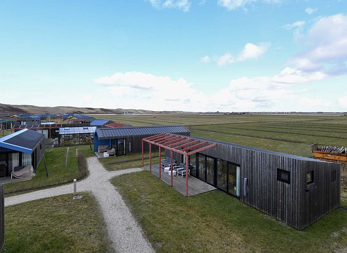 Vrijstaande woning in Callantsoog met modern terras aan de Noordzeekust in Noord-Holland.