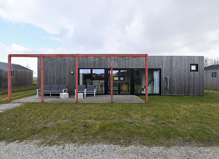 Vrijstaande woning in Callantsoog met modern terras aan de Noordzeekust in Noord-Holland.