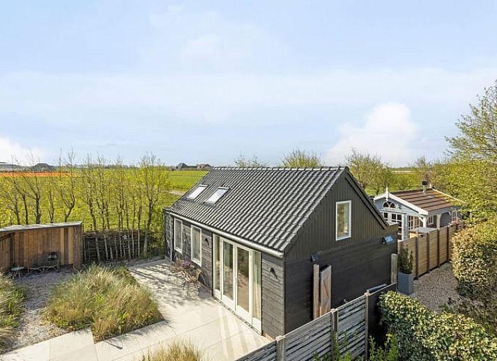 Ferienhaus in Callantsoog, Ferienhaus an der Nordseekueste in Nordholland mit modernem Aussehen und grossem Garten.