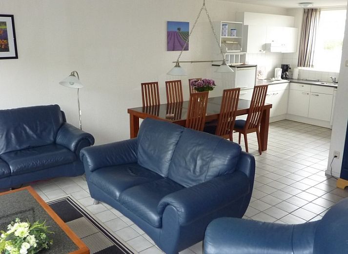 Veranda des Ferienhauses Zwanenwater 1 in Callantsoog, Nordseekste, Nordholland mit Liegesthlen und Esstisch.