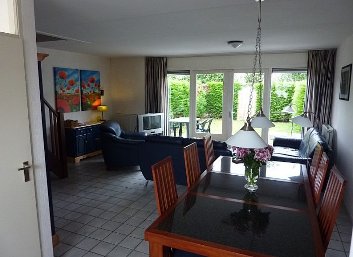 Veranda des Ferienhauses Zwanenwater 1 in Callantsoog, Nordseekste, Nordholland mit Liegesthlen und Esstisch.