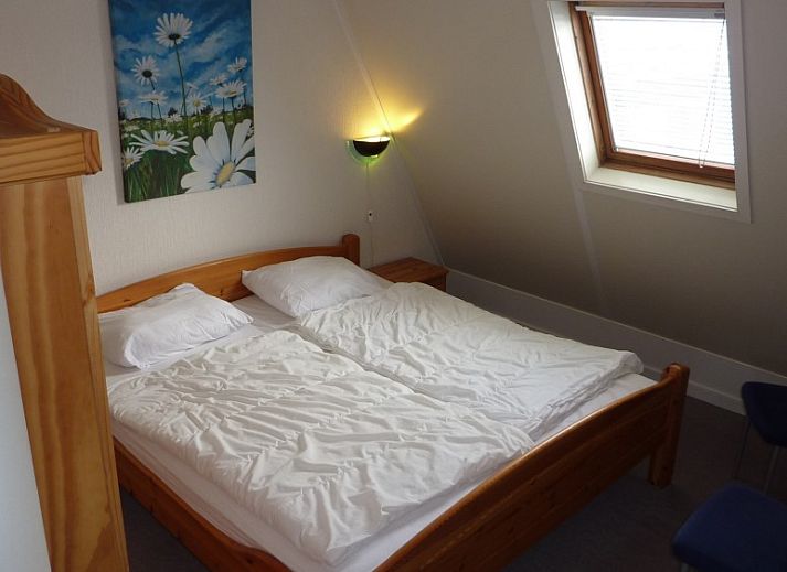 Veranda des Ferienhauses Zwanenwater 1 in Callantsoog, Nordseekste, Nordholland mit Liegesthlen und Esstisch.