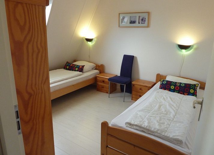 Veranda des Ferienhauses Zwanenwater 1 in Callantsoog, Nordseekste, Nordholland mit Liegesthlen und Esstisch.