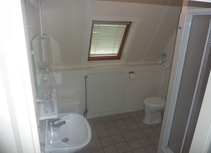 Gemtliches Wohnzimmer des Ferienhauses Zwanenwater 1 in Callantsoog, Nordseekste, mit bequemen Sofas und Essecke.