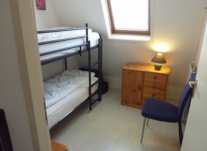 Gemtliches Wohnzimmer des Ferienhauses Zwanenwater 1 in Callantsoog, Nordseekste, mit bequemen Sofas und Essecke.