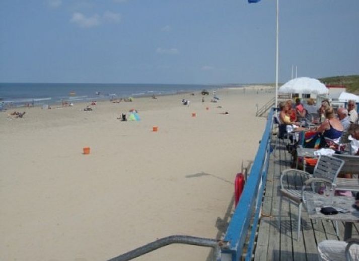 Gemtliches Wohnzimmer des Ferienhauses Zwanenwater 1 in Callantsoog, Nordseekste, mit bequemen Sofas und Essecke.