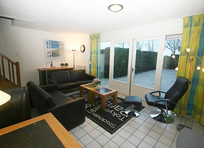 Gemtliches Wohnzimmer im Ferienhaus Zwanenwater 2, Callantsoog, mit modernen Mbeln und viel Licht.