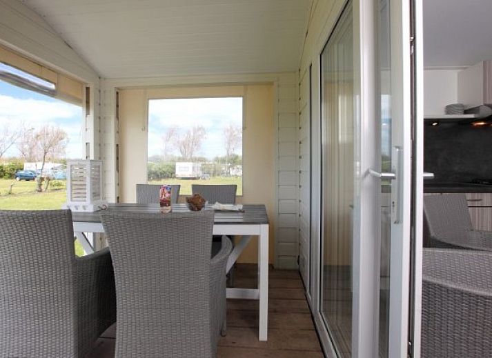 Gezellige binnenruimte van 4 persoons chalet in Callantsoog, compleet met keuken en uitzicht op de Noordzeekust.