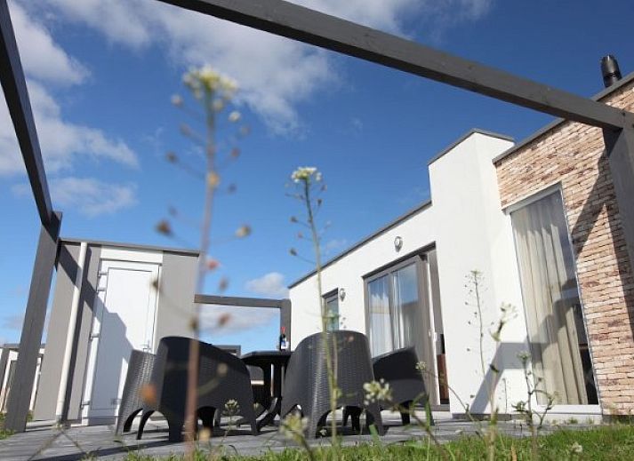 Geniessen Sie die Terrasse der 6-Personen-Lodge in Callantsoog, Nordseekueste, mit herrlichem Blick auf die Natur Nordhollands.