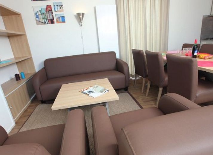 Geniessen Sie die Terrasse der 6-Personen-Lodge in Callantsoog, Nordseekueste, mit herrlichem Blick auf die Natur Nordhollands.