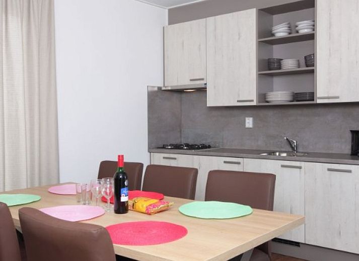 Geniessen Sie die Terrasse der 6-Personen-Lodge in Callantsoog, Nordseekueste, mit herrlichem Blick auf die Natur Nordhollands.