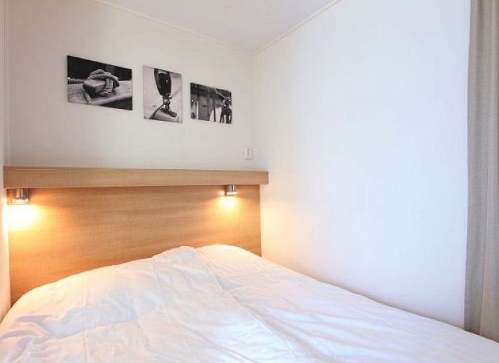 Geniessen Sie die Terrasse der 6-Personen-Lodge in Callantsoog, Nordseekueste, mit herrlichem Blick auf die Natur Nordhollands.