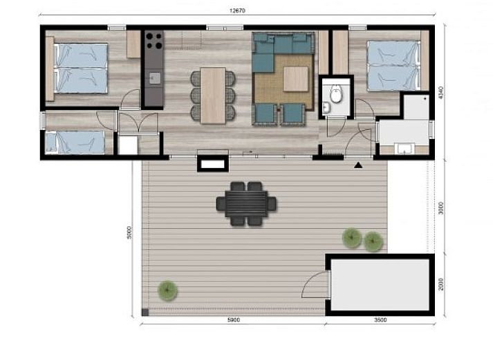 Veranda der 6-Personen-Lodge in Callantsoog, Nordseekueste, mit bequemen Sitzgelegenheiten und blauem Himmel in Nordholland.
