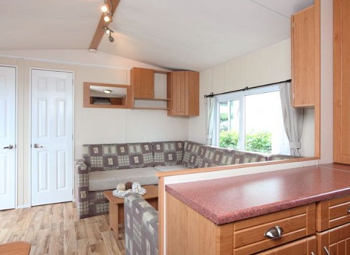 Geniet van het terras van de 6 persoons Lodge in Callantsoog, Noordzeekust. Ontspan in deze comfortabele stacaravan in Noord-Holland.