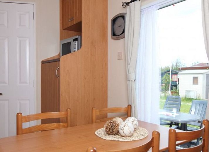 Geniet van het terras van de 6 persoons Lodge in Callantsoog, Noordzeekust. Ontspan in deze comfortabele stacaravan in Noord-Holland.