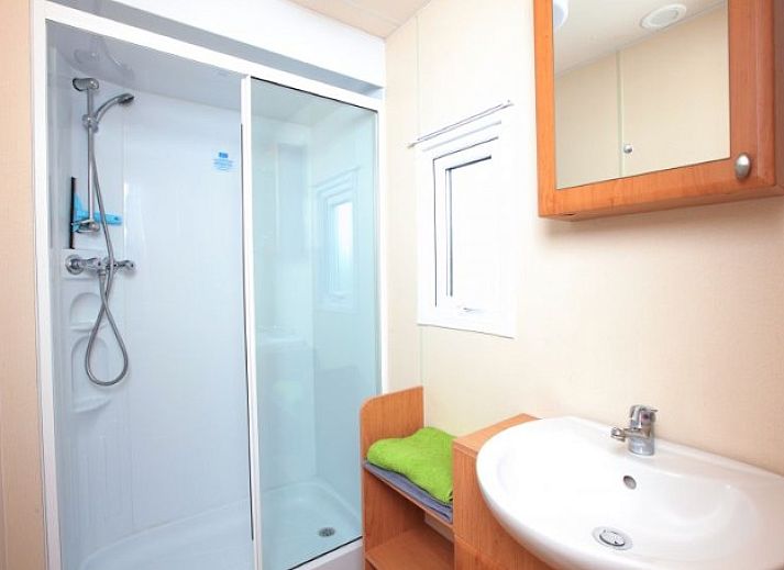 Geniet van het terras van de 6 persoons Lodge in Callantsoog, Noordzeekust. Ontspan in deze comfortabele stacaravan in Noord-Holland.