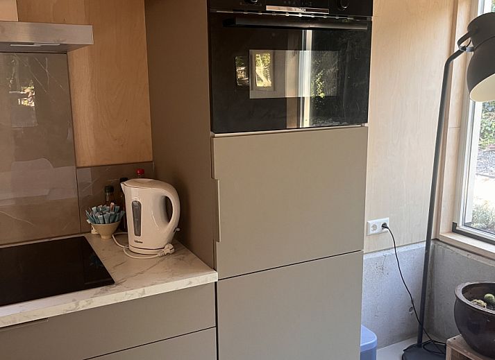 Vakantiehuis NH581 in Groet, Noordzeekust, Noord-Holland, met moderne buitenruimte en omringd door groene natuur.