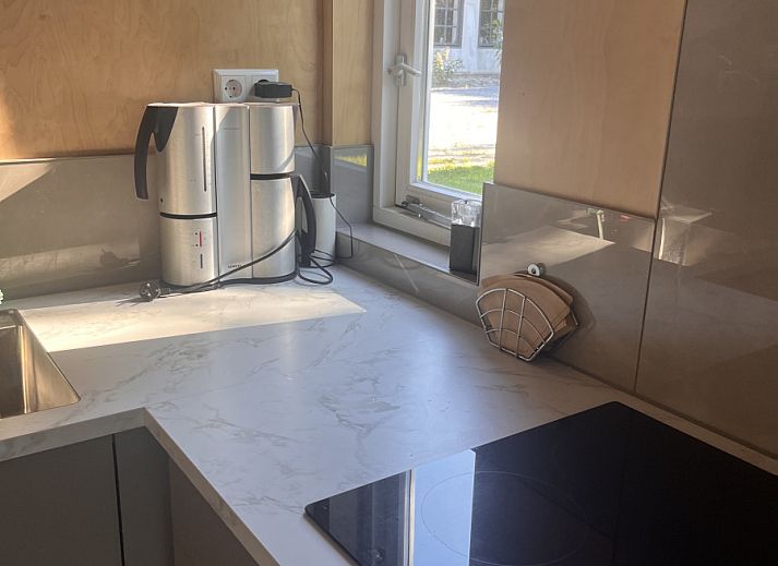 Vakantiehuis NH581 in Groet, Noordzeekust, Noord-Holland, met moderne buitenruimte en omringd door groene natuur.