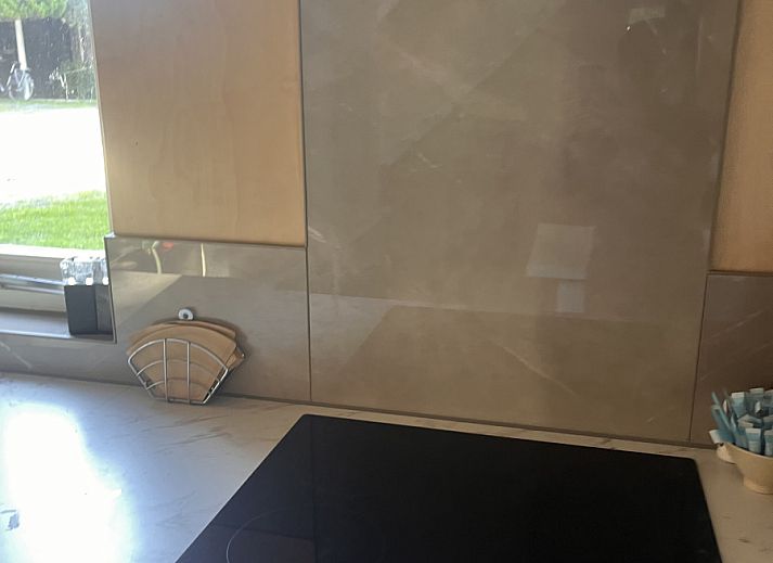 Moderne badkamer van vakantiehuis NH581 in Groet, Noordzeekust, Noord-Holland met verlichte spiegel en stijlvolle wastafel.