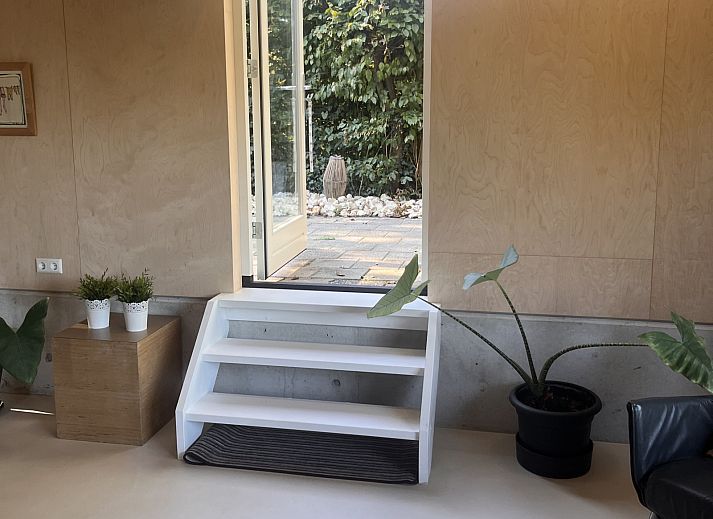 Moderne badkamer van vakantiehuis NH581 in Groet, Noordzeekust, Noord-Holland met verlichte spiegel en stijlvolle wastafel.