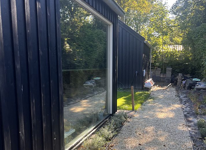 Moderne badkamer van vakantiehuis NH581 in Groet, Noordzeekust, Noord-Holland met verlichte spiegel en stijlvolle wastafel.