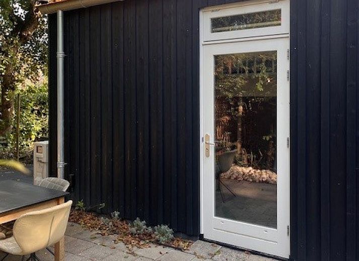 Moderne badkamer van vakantiehuis NH581 in Groet, Noordzeekust, Noord-Holland met verlichte spiegel en stijlvolle wastafel.