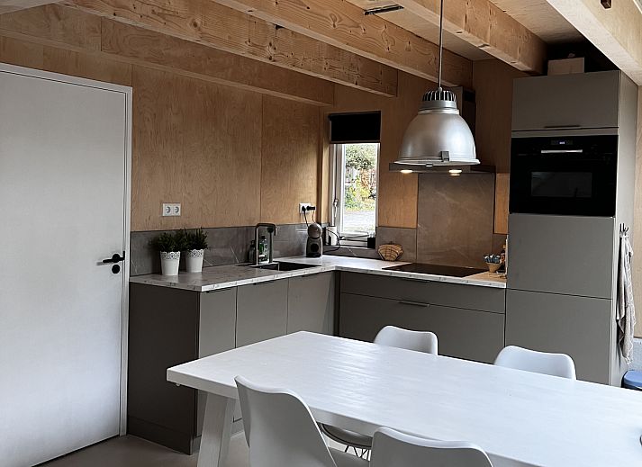 Moderne badkamer van vakantiehuis NH581 in Groet, Noordzeekust, Noord-Holland met verlichte spiegel en stijlvolle wastafel.