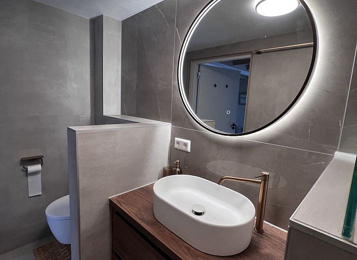 Vakantiehuis NH581 in Groet, Noordzeekust, Noord-Holland met grote ramen en uitzicht op de groene omgeving.