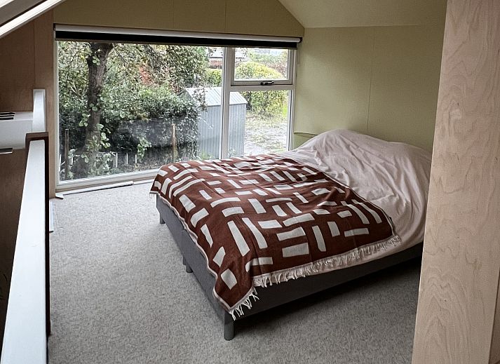 Vakantiehuis NH581 in Groet, Noordzeekust, Noord-Holland met grote ramen en uitzicht op de groene omgeving.