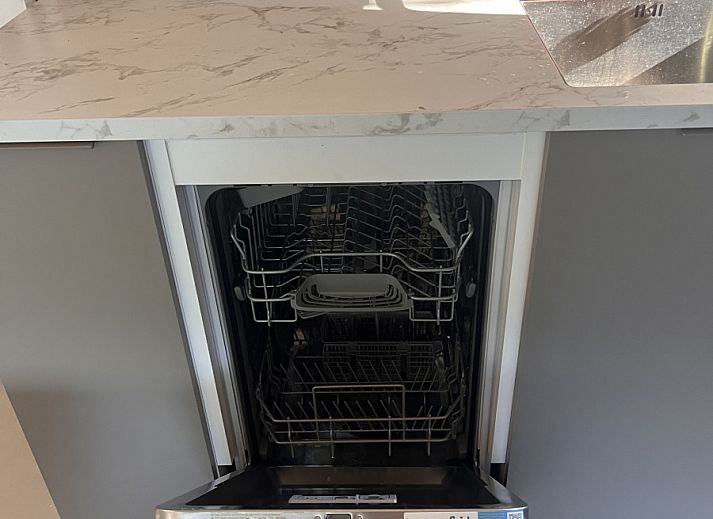 Vakantiehuis NH581 in Groet, Noordzeekust, Noord-Holland met grote ramen en uitzicht op de groene omgeving.