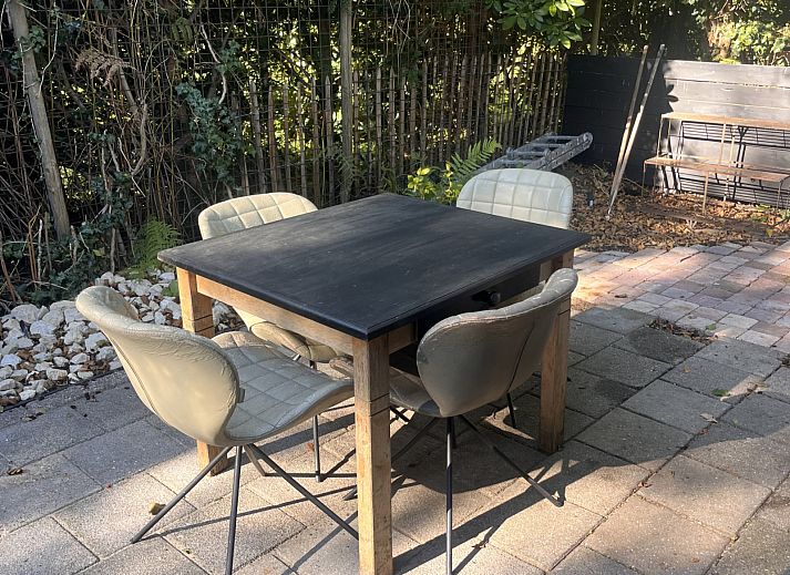 Ingang van vakantiehuis NH581 in Groet, Noordzeekust, Noord-Holland, met uitzicht op de tuin en een uitnodigende trap naar binnen.