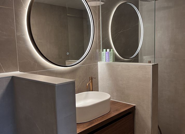 Ingang van vakantiehuis NH581 in Groet, Noordzeekust, Noord-Holland, met uitzicht op de tuin en een uitnodigende trap naar binnen.