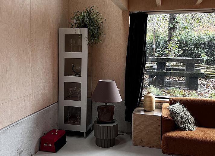 Ingang van vakantiehuis NH581 in Groet, Noordzeekust, Noord-Holland, met uitzicht op de tuin en een uitnodigende trap naar binnen.