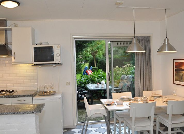 Moderne Kueche und Essbereich im Ferienbungalow Catrijp, Groet, Nordholland.
