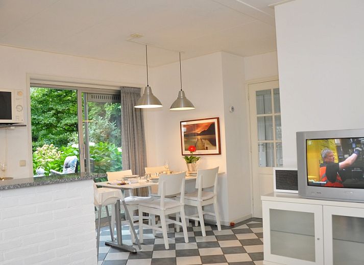Moderne Kueche und Essbereich im Ferienbungalow Catrijp, Groet, Nordholland.