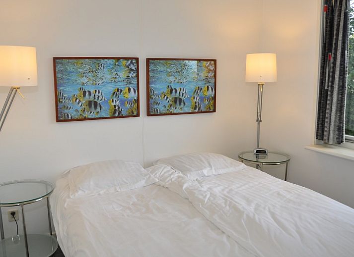 Moderne Kueche und Essbereich im Ferienbungalow Catrijp, Groet, Nordholland.