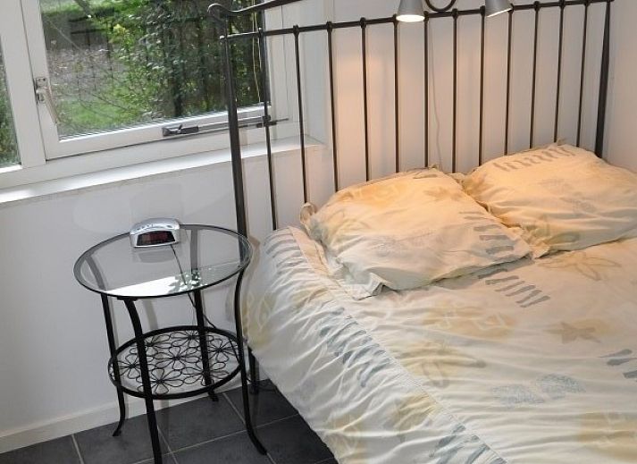 Terrasse des Ferienbungalows Catrijp in Groet, umgeben von viel Gruen an der Nordseekueste.