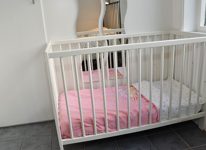 Terrasse des Ferienbungalows Catrijp in Groet, umgeben von viel Gruen an der Nordseekueste.