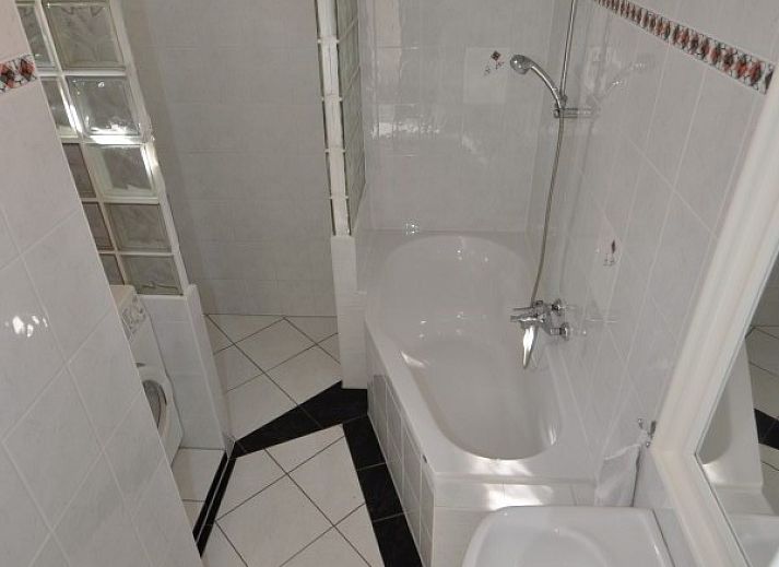 Terrasse des Ferienbungalows Catrijp in Groet, umgeben von viel Gruen an der Nordseekueste.