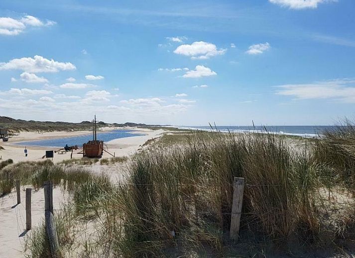 Terrasse des Ferienbungalows Catrijp in Groet, umgeben von viel Gruen an der Nordseekueste.